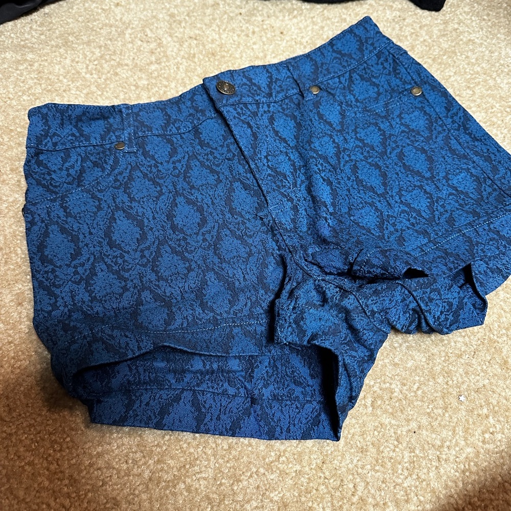 WOMEN SHORTS HIGH RISE